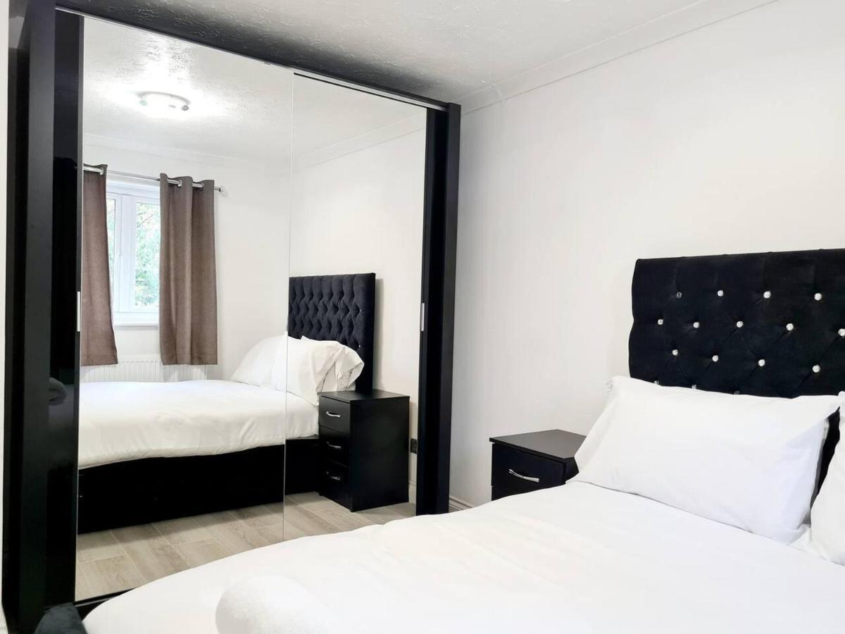 Modern & Spacious - Walk To London Excel- Parking Exteriér fotografie